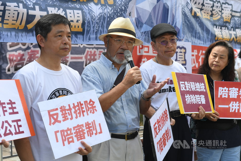 民間司法改革基金會董事長林永頌(右2)、台灣陪審團協會創會理事長鄭文龍(左)等人1日在立法院大門口前舉行記者會,強調港區國安法規定不適用陪審制,專制國家不敢面對香港實施陪審制150年歷史的事實,期盼台灣實施民主的陪審制,凸顯與極權國家的不同。中央社記者施宗暉攝 109年7月1日