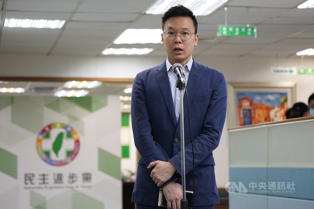 中國大陸通過港區國安法後,陸委會緊急成立「台港服務交流辦公室」,以提供港人必要的協助。對此,民進黨副祕書長林飛帆(圖)1日表示,這個辦公室不是關心香港的句點,而是台灣透過政府力量實際協助港人的起點。未來這個機制還需要更多政府與民間的公私協力。中央社記者徐肇昌攝 109年7月1日