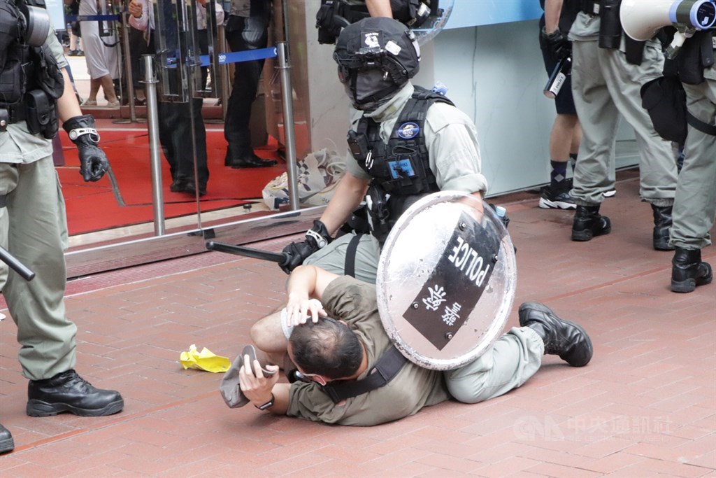 港區國安法6月30日深夜生效,香港警方7月1日在銅鑼灣驅散及逮捕準備參加遊行的示威人士。中央社記者張謙香港攝 109年7月1日