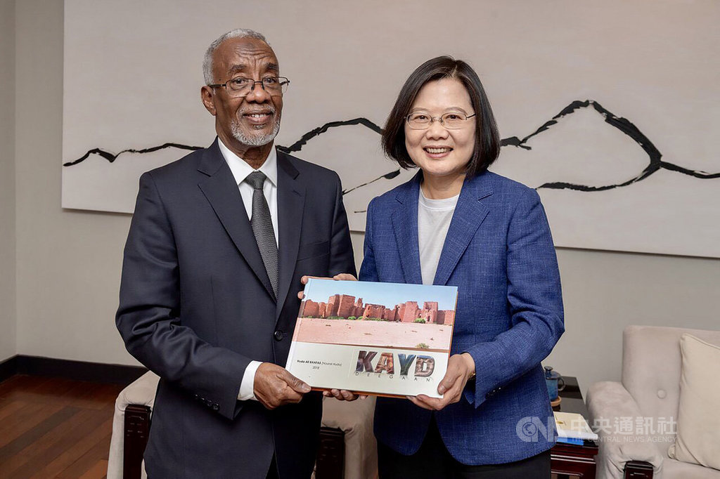 索馬利蘭外長穆雅辛(H.E Yasin Hagi Mohamoud)(左)與外交部長吳釗燮2月26日簽署互設代表處議定書後,晉見總統蔡英文(右)。(外交部提供)中央社記者陳韻聿傳真 109年7月1日
