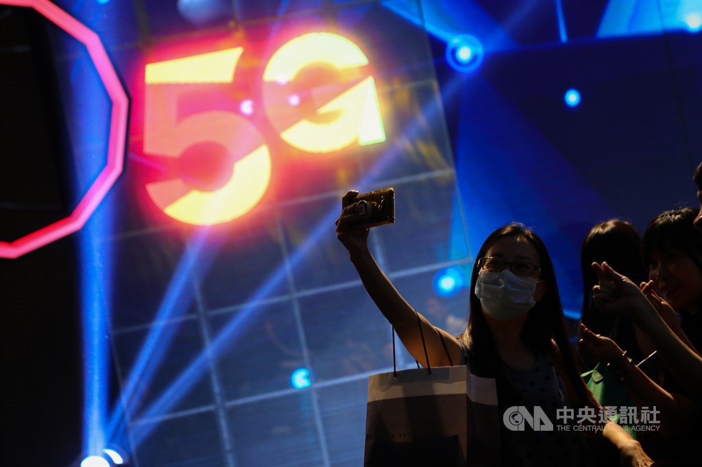 中華電信、台灣大哥大30日先後舉行5G開台記者會,宣告台灣電信業5G時代來臨,可望集結旗下電信、網路、媒體與電子商務、娛樂等業務,提升用戶的使用體驗。中央社記者王騰毅攝 109年6月30日