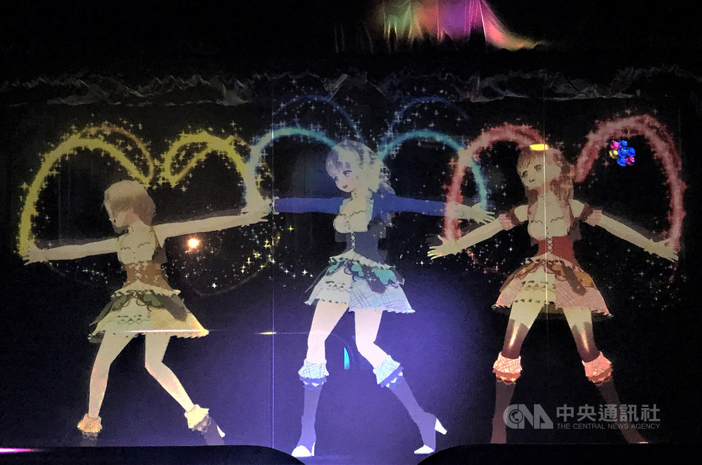 東京池袋1日有一座可與3D虛擬女偶像互動的體驗型新娛樂設施誕生,動漫迷可參加代表火神、水神、電神的3位虛擬偶像的演唱會。中央社記者楊明珠東京攝 109年7月1日