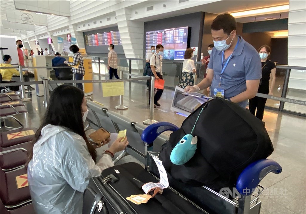 疫情指揮中心1日指出,武漢肺炎疫情低風險國家增列寮國、柬埔寨;中低風險國家增列斯里蘭卡,自寮、柬、斯等國入境的居家檢疫時間可以縮短。圖為桃園機場旅客入境情況。(中央社檔案照片)