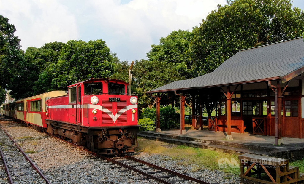 阿里山林業鐵路今年暑假每週一、二、四、五上午加開1班次列車,並首次開放團體訂票,訂票達80張以上,可申請專開列車。圖為竹崎鄉的鹿麻產車站。(阿里山林鐵及文資處提供)中央社記者黃國芳傳真 109年7月1日