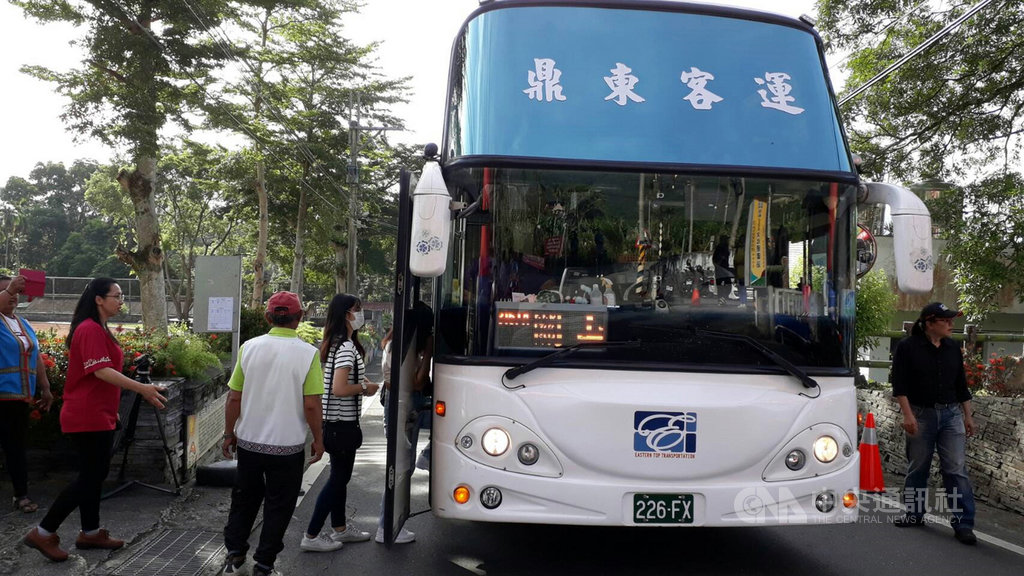 台東縣海端鄉加拿部落1日起每日將有5班公車繞進,居民能在村內搭車,不僅學生可搭公車就學,高齡者也能搭公車到市場及街上採買、就醫,生活將更加便利。(民眾提供)中央社記者盧太城台東傳真 109年7月1日