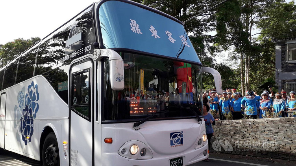 台東縣海端鄉加拿部落布農族人1日一早就穿上傳統服飾,迎接公車進入部落,耆老感動地說,「這一刻,等了30年」。(民眾提供)中央社記者盧太城台東傳真 109年7月1日