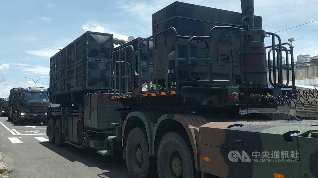 台東市區6月30日晚間出現長達500公尺的軍方車隊,民眾一看就知道是飛彈車隊;7月1日中午又出現相同大陣仗車隊,且有警車開道。中央社記者盧太城台東攝 109年7月1日