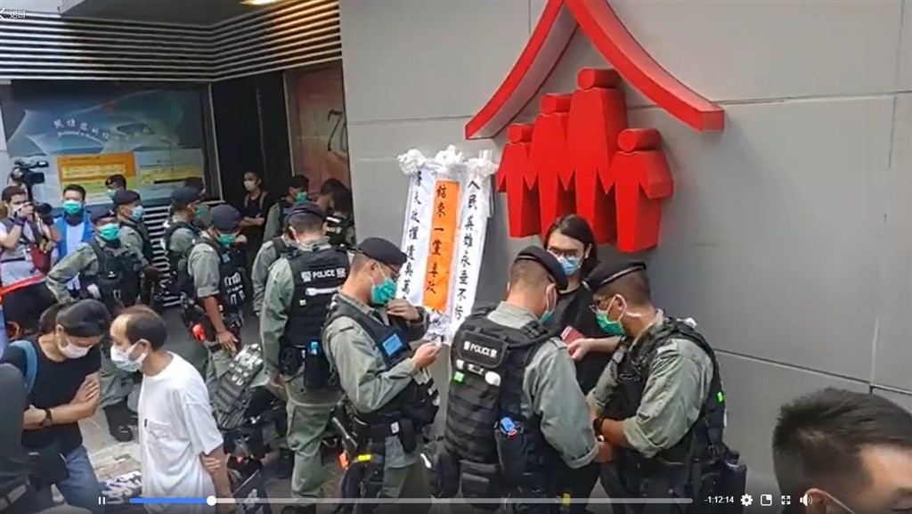 香港泛民主派組織「社會民主連線」10多名成員1日遊行,抗議港府推行「港區國安法」,港警雖未阻止遊行,但首度引用「港區國安法」對參與成員進行搜身。(圖取自facebook.com/hklsd)