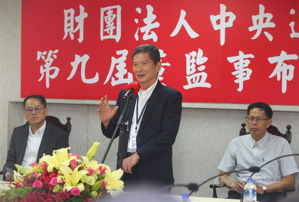 文化部長李永得(中)上午親赴中央社布達新任董、監事交接,文化部政務次長彭俊亨(左)等官員也到場參與。中央社記者謝佳璋攝 109年7月1日