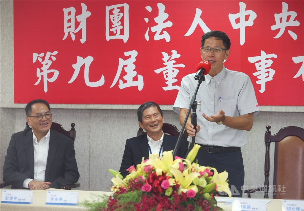 財團法人中央通訊社第9屆董監事布達典禮1日在中央社舉行,中央社董事長劉克襄(右)說明中央社的理念和願景。圖中為文化部長李永得。中央社記者謝佳璋攝 109年7月1日