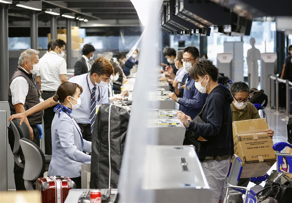 日本目前考慮鬆綁的首波名單有越南、泰國等國。台灣可望成為繼越、泰之後第3個日本鬆綁入境對象。圖為成田機場旅客辦理登機。(共同社提供)