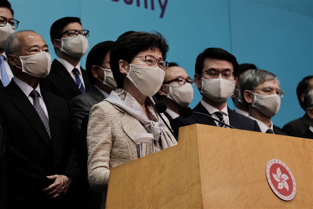 前香港行政長官辦公室新聞統籌專員馮煒光受訪時表示, 在香港歷經「反送中」衝擊後,他同時預期北京方面會加強監管港府官員,尤其是在這場風暴中「避事」的官員。圖為香港特區行政長官林鄭月娥(前)及全體司局長。(檔案照片/中新社提供)