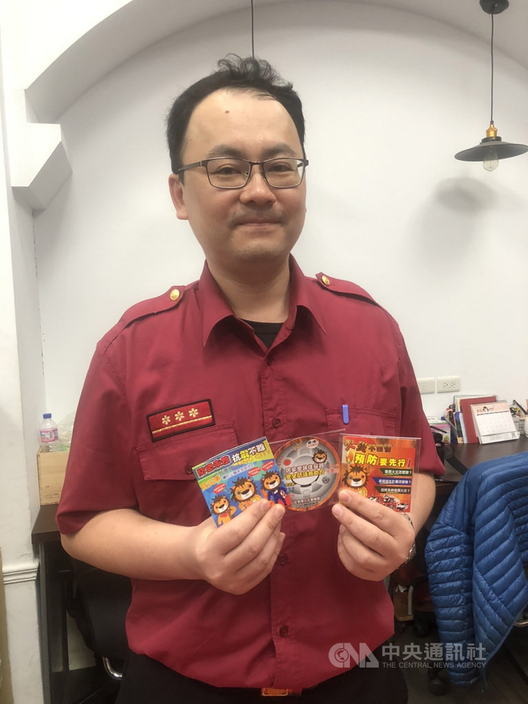 基隆市消防局由曾當過美術代課教師的辦事員陳偉建,設計防火宣導魔術卡和火災警報器軟磁鐵,向民眾加強宣導火災逃生觀念。中央社記者王朝鈺攝 109年7月1日