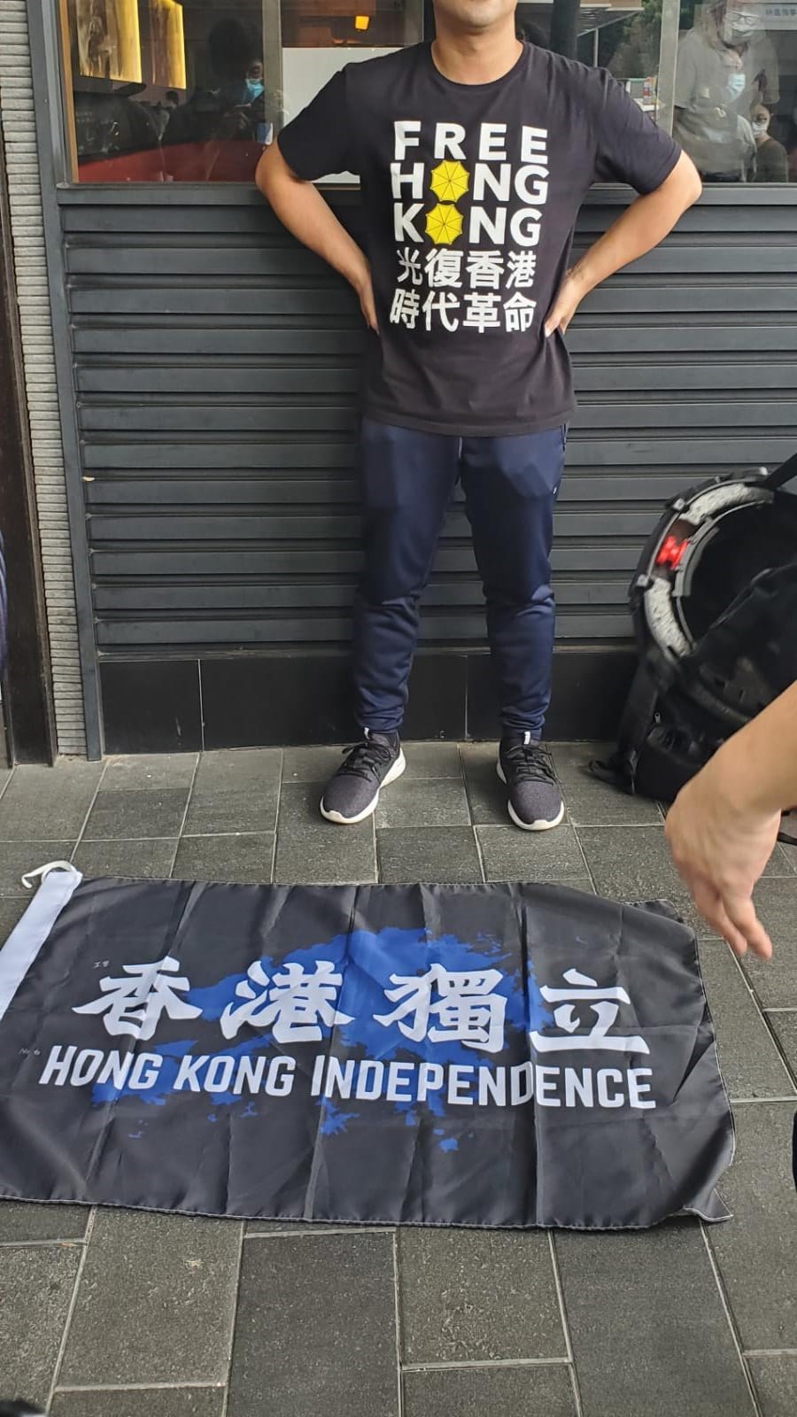 「港區國安法」公布生效後,不少港人1日在銅鑼灣崇光百貨一帶遊行抗議。香港警方表示,一名男子當場被搜出港獨旗幟,因涉嫌違反港區國安法被捕。(圖取自facebook.com/HongKongPoliceForce)