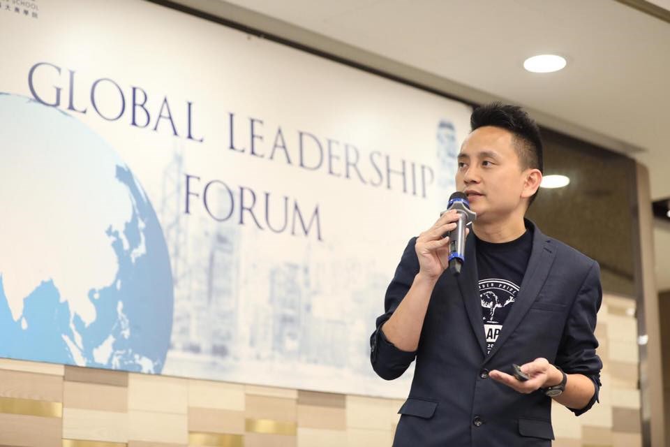 港人極力爭取民主, 但卻逐漸離理想中的自由愈來愈遠。香港學者沈旭暉分析,對威權政體而言,爭取民主自由事涉改變體制,會對其形成國安威脅。(圖取自facebook.com/shensimon)