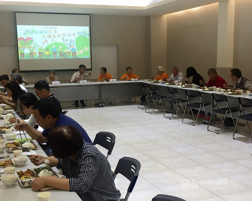 農委會1日在新北舉辦「綠色照顧推動示範記者會」,宣布以促進健康及關懷農漁村長者為核心,今年輔導31家農漁會成立綠色照顧示範站。中央社記者楊淑閔攝 109年7月1日