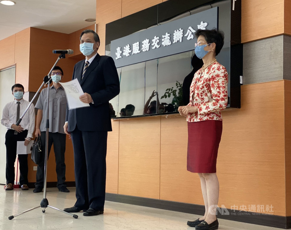 陸委會主委陳明通(前左1)1日上午出席「台港服務交流辦公室」揭牌儀式,他並指出,「港區國安法」是「天朝帝國對世界的子民發出的律令」。中央社記者賴言曦攝 109年7月1日