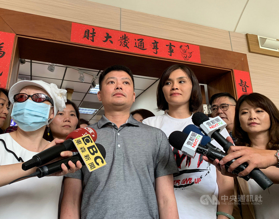 國民黨高雄市議會黨團總召曾俊傑(前左2)1日受訪指出,國民黨沒有分裂的本錢,不管是市長或議長選舉都會團結一致並打贏選戰。右3為國民黨高雄市長補選參選人李眉蓁。中央社記者王淑芬攝 109年7月1日