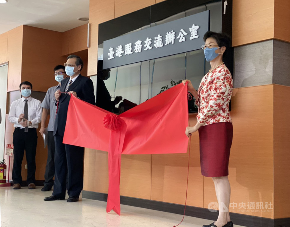 陸委會所設置的「台港服務交流辦公室」1日上午舉行揭牌儀式。圖為陸委會主委陳明通(左3)及台港經濟文化合作策進會董事長張小月(左4)出席揭牌儀式。中央社記者賴言曦攝 109年7月1日