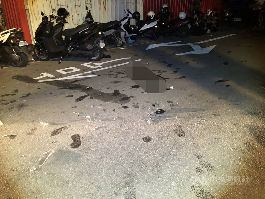桃園市蘆竹警分局偵查隊長李文傑2日表示,警方1日晚間10時許獲報,在竹圍區海港路彩虹橋下有多人持械鬥毆,立即啟動快打部隊到場,但犯嫌已逃離,傷者緊急送醫,事發現場血跡斑斑。(桃園市警局蘆竹分局提供)中央社記者吳睿騏桃園傳真 109年7月2日
