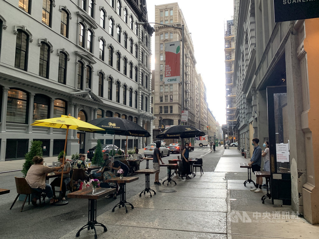 紐約市經濟重啟第二階段開放戶外用餐,獲准的餐飲業者可占用人行道與部分街道擺放桌椅。圖為6月29日曼哈頓熨斗區景觀。中央社記者尹俊傑紐約攝 109年7月2日