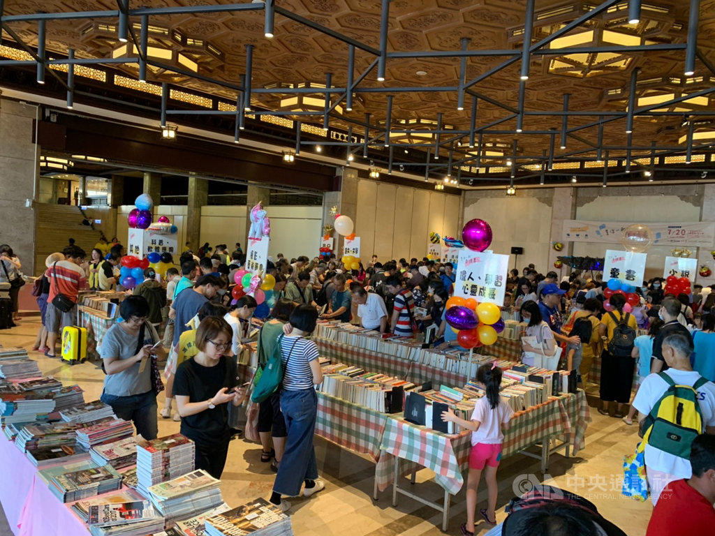 基隆市好書交換活動26日將在文化中心大廳登場,民眾可憑卡一比一兌換其他二手書,活動結束後,還會抽出30名贈送精選暢銷好書;活動當天入場時須登記姓名和聯絡方式,並配合量測體溫、戴口罩。(基隆市文化局提供)中央社記者王朝鈺傳真 109年7月2日