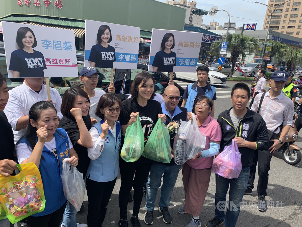 國民黨高雄市長補選參選人李眉蓁(前右4)2日走訪前鎮漁會及前鎮區瑞興市場,不僅國民黨議員陪同拜票加油打氣,熱情民眾也送上粽子,祝她高票當選。(李眉蓁辦公室提供)中央社記者王淑芬傳真 109年7月2日