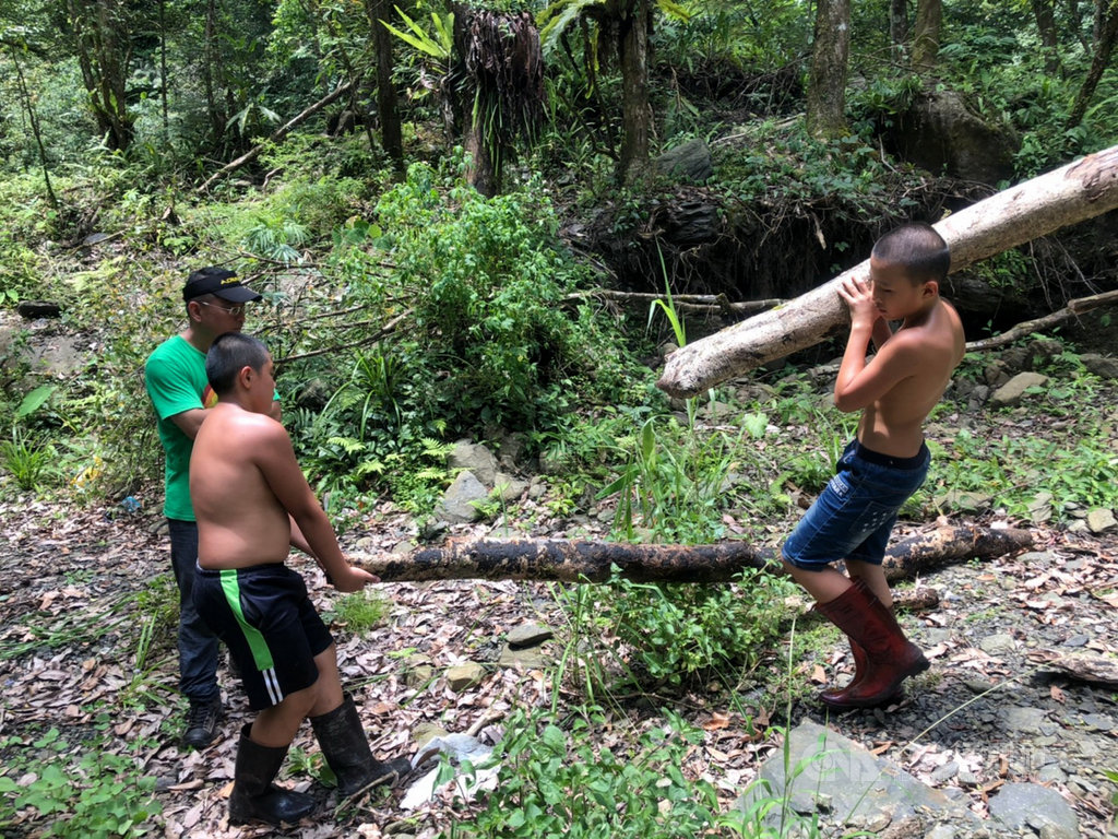 新北市烏來區福山國小位處深山部落,幾乎全為泰雅族原住民,畢業生須橫越17公里長途山路,從福山部落出發到桃園巿復興鄉巴陵部落在山中露營區舉行畢業典禮。(教育局提供)中央社記者黃旭昇新北傳真 109年7月2日