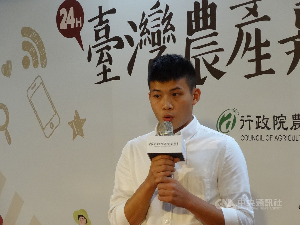 屏東金鑽鳳梨農民代表高予凡說,金鑽外銷商機占9成,疫情發生後大衰退,老一輩習慣跟行口寄賣、外銷,受市場需求變少價格下滑,嘗試用電商銷售後價格穩定,已成立合作社將與電商平台擴大合作。中央社記者楊淑閔攝 109年7月2日