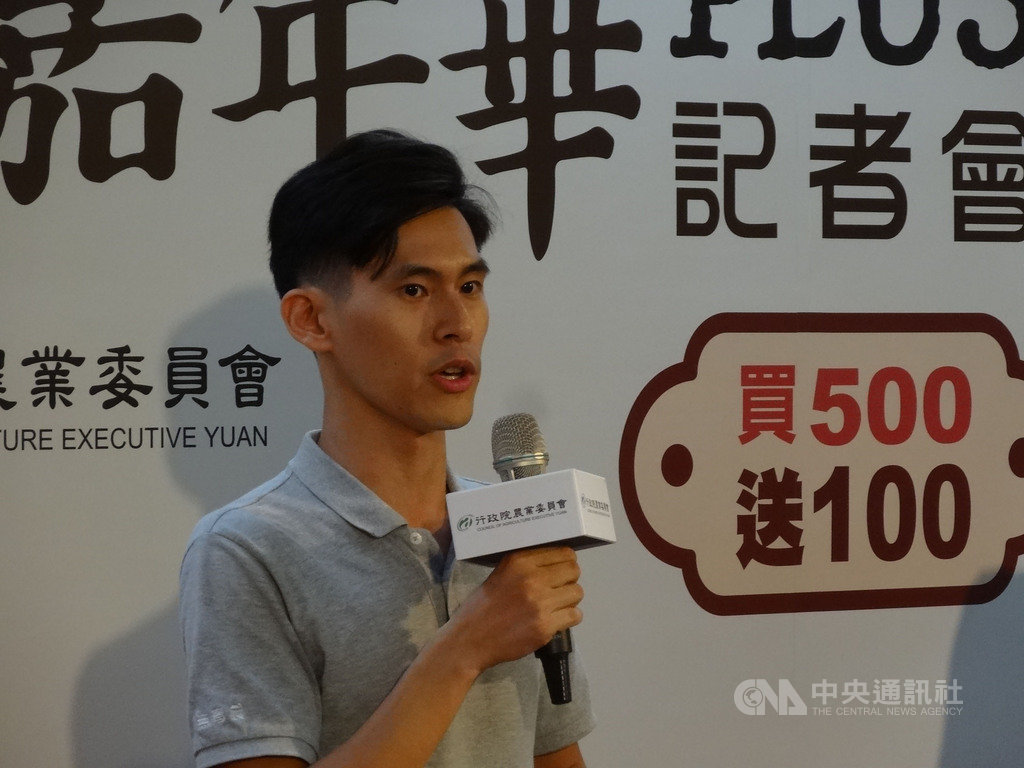 電商平台無毒農、舒果農企業有限公司營運長駱皓元說,上半年參與台灣農產嘉年華活動,業績較去年同期成長2倍,而且農民有機會面對消費者,也能打開知名度。中央社記者楊淑閔攝 109年7月2日