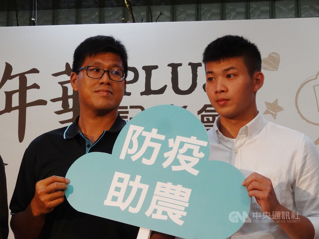 專售國產牛肉給台南清燙牛肉商家的良牧股份有限公司負責人陳建良(左)說,疫情讓生意掉5成以上,參與台灣農產嘉年華活動後,電商平台商機從原本占1成,成長3到5倍,合作店家也從3到5家變成10家。中央社記者楊淑閔攝 109年7月2日