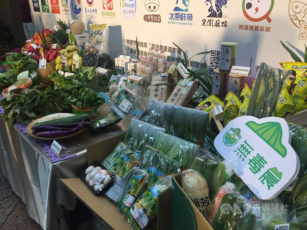 網購對策奏效下,農委會再推出「台灣農產嘉年華plus-滿500送100」活動,參與店商增至60家,產品多達1.5萬品項,回饋消費者設計成2個級距,跨過滿2500元則送500元,相當於8折優惠。中央社記者楊淑閔攝 109年7月2日