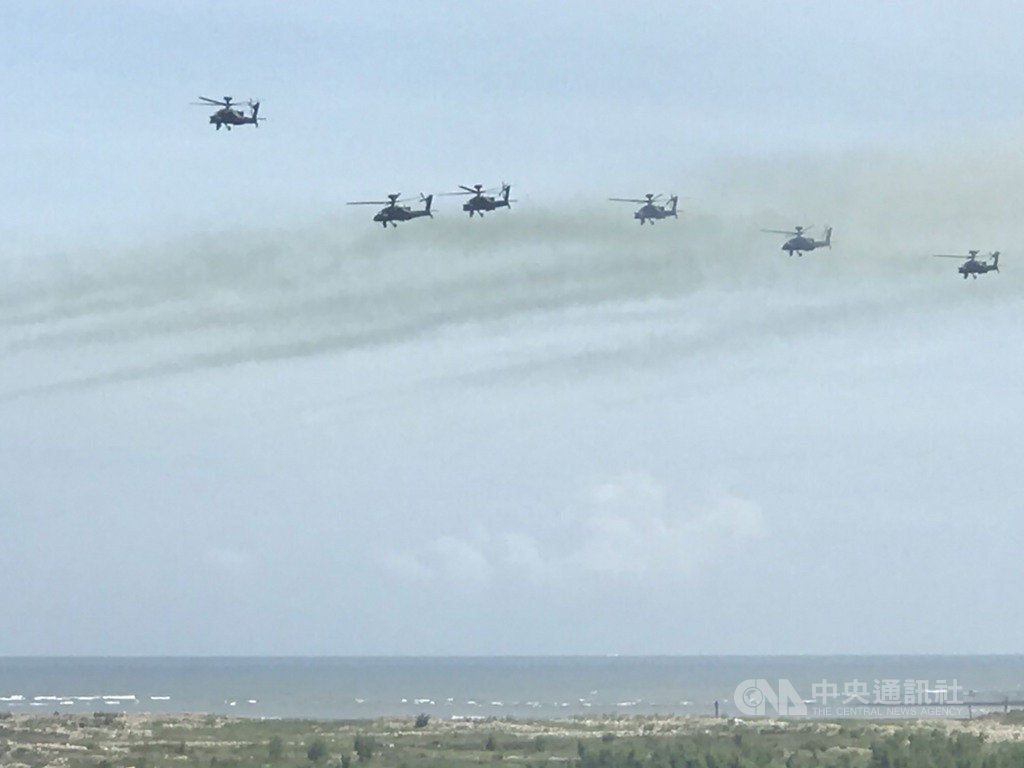國軍2日在台中大甲溪出海口,實施聯合反登陸預先操演,模擬共軍試圖登陸,攻擊直升機同步轟炸反制,吸引不少軍事迷到場捕捉畫面。(陳應交提供)中央社記者蘇木春傳真 109年7月2日