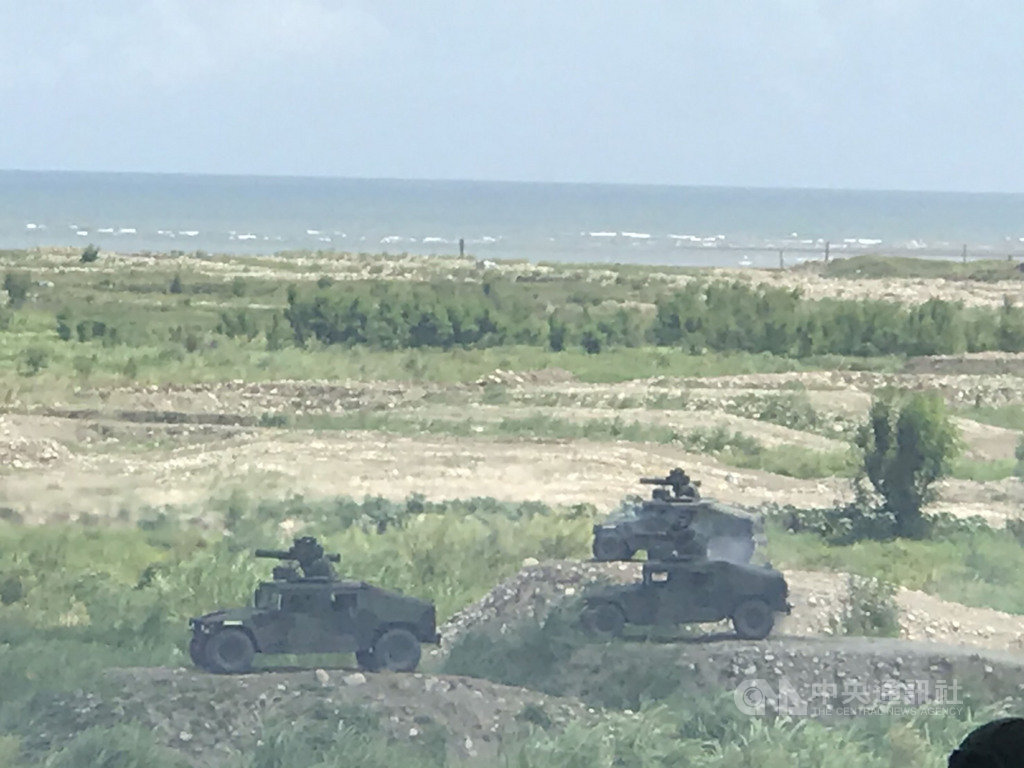 國軍2日在台中大甲溪出海口,實施聯合反登陸預先操演,模擬共軍試圖登陸,陸軍雷霆火箭與各型自走砲都出動。(陳應交提供)中央社記者蘇木春傳真 109年7月2日