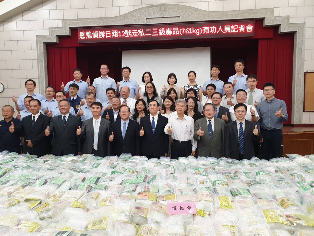 觀光娛樂船「日翔12號」涉走私安非他命、K他命共761公斤,李姓船長、許姓運輸仲介和莊姓接貨人遭高雄地檢署聲押禁見獲准。台灣高等檢察署檢察長邢泰釗(前右4)2日南下慰勉緝毒人員,現場展示大批所緝獲毒品。中央社記者陳朝福攝 109年7月2日