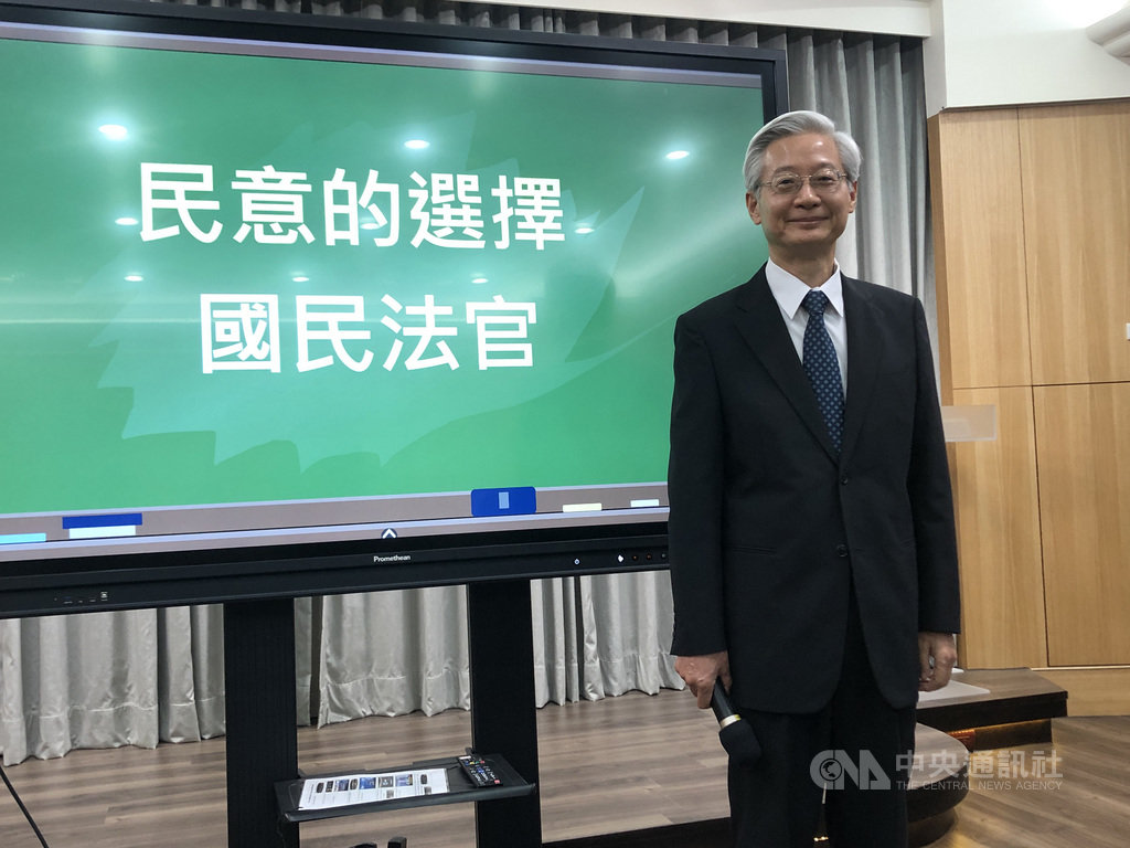 司法院刑事廳2日中午與媒體茶敘,主題為「民意的選擇–國民法官」,司法院祕書長林輝煌表示,國民法官制度由6名國民法官和3名職業法官「合審合判」,專審二類重大刑案,分別為本刑10年以上之罪、因犯罪而發生死亡的案件,平均每年500多件。中央社記者劉世怡攝 109年7月2日