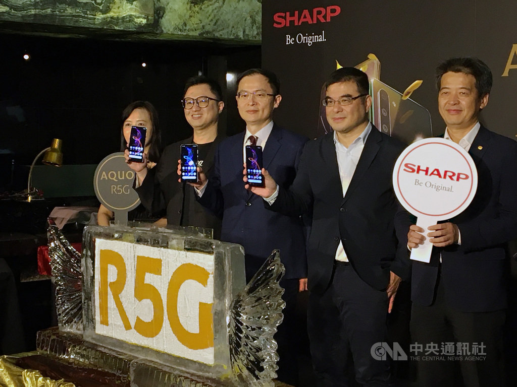 台灣夏普2日下午在台推出5G手機,採用4顆鏡頭設計,並結合人工智慧技術應用,與遠傳電信合作銷售通路。中央社記者鍾榮峰攝 109年7月2日