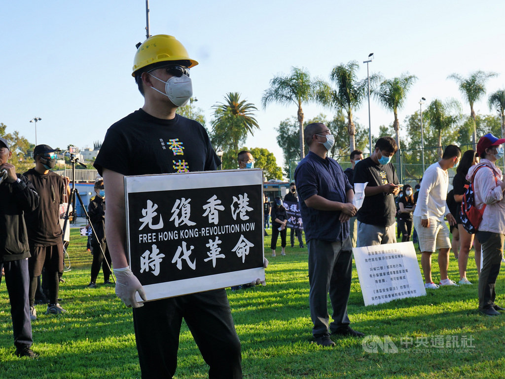上百名在美香港人1日在洛杉磯郊區的公園集會,抗議中國通過港區國安法、終結一國兩制。中央社記者林宏翰洛杉磯攝 109年7月2日