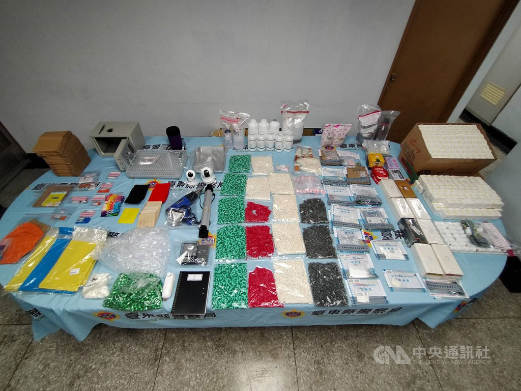 台東一名陳姓男子利用網路賣場販售新興毒品,在物品名稱中加入「冰」、「雪」等字樣作為暗示,檢警循線追查,在陳男家中起出多件新興毒品及包裝器具等。(台東地檢署提供)中央社記者盧太城台東傳真 109年7月2日