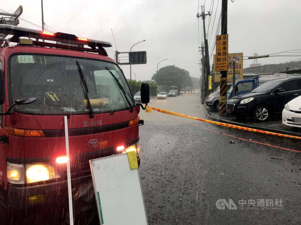 新北市樹林區2日下午降下瞬間大雨,環漢路五段與四維路口有將近100公尺路段積水,最深處達半公尺高,消防車出動警戒並拉起封鎖線,將道路暫時單線封閉。(消防局提供)中央社記者黃旭昇新北傳真 109年7月2日