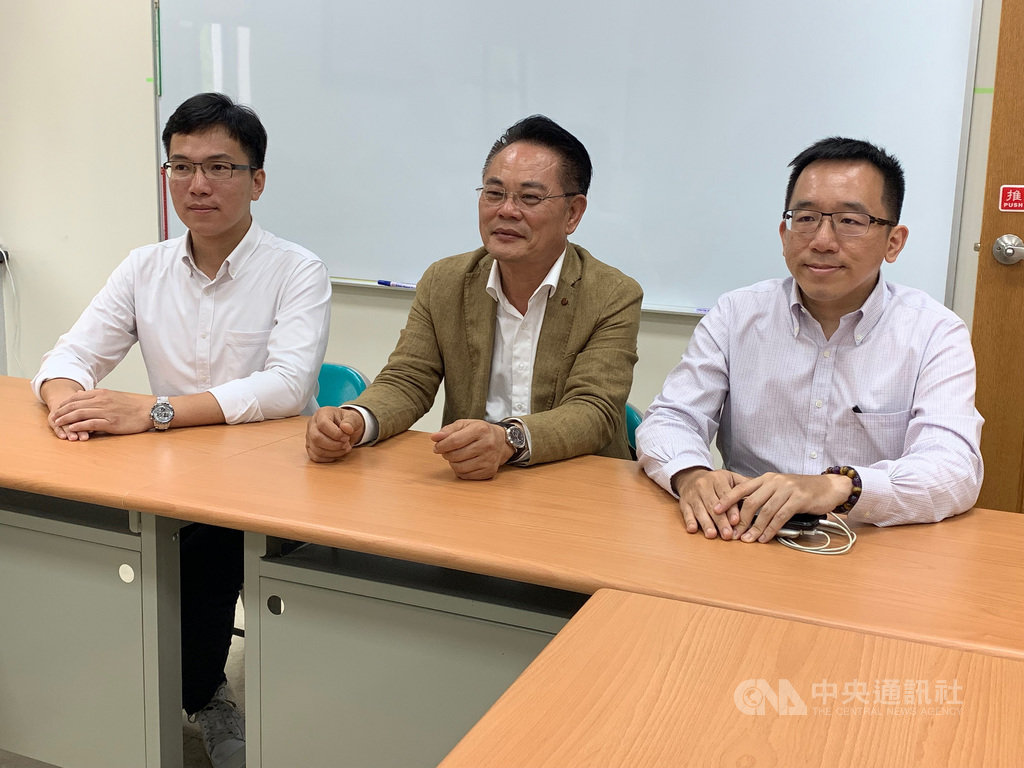 高雄市議長補選時間國民黨及民進黨看法不同,民進黨團總召韓賜村(中)2日說,議長補選是隆重的事,不可以在定期大會進行時草率行事,主張召開臨時會擇訂日期補選。右為民進黨幹事長陳致中。中央社記者王淑芬攝 109年7月2日