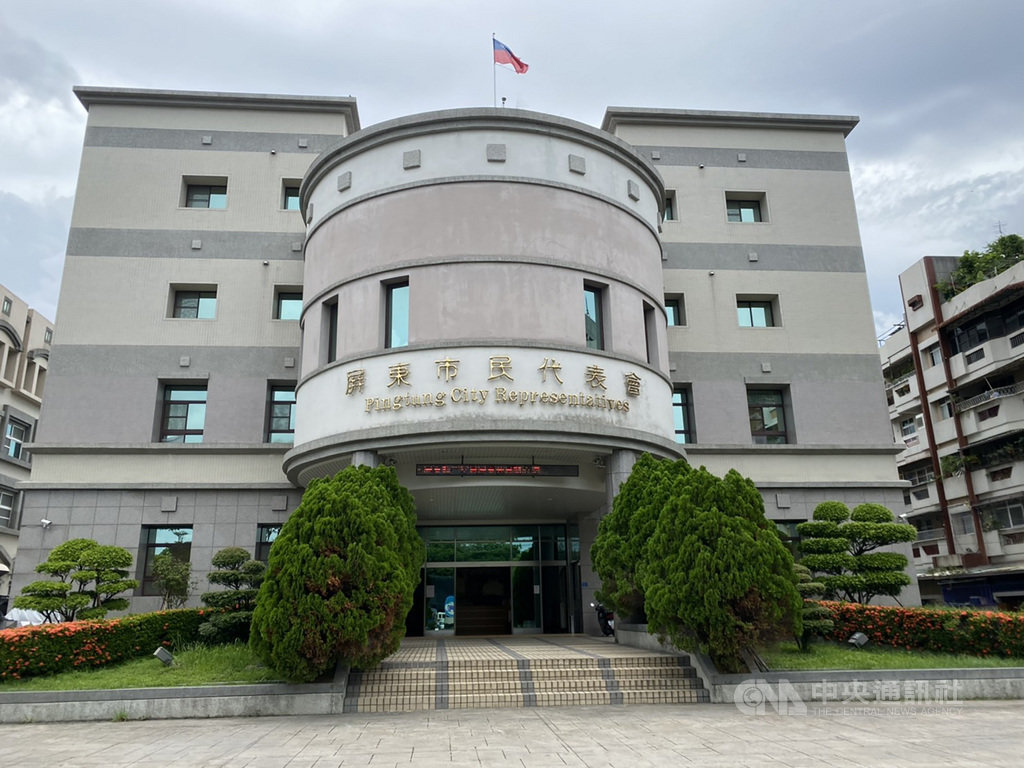 屏東市代會禮品採購弊案,屏東地檢署偵辦後表示,擔任前市代會主席的屏東市長林恊松、現任代表會主席蕭國亮因涉嫌重大,2日向屏東地方法院聲請羈押禁見裁准。中央社記者郭芷瑄攝 109年7月2日