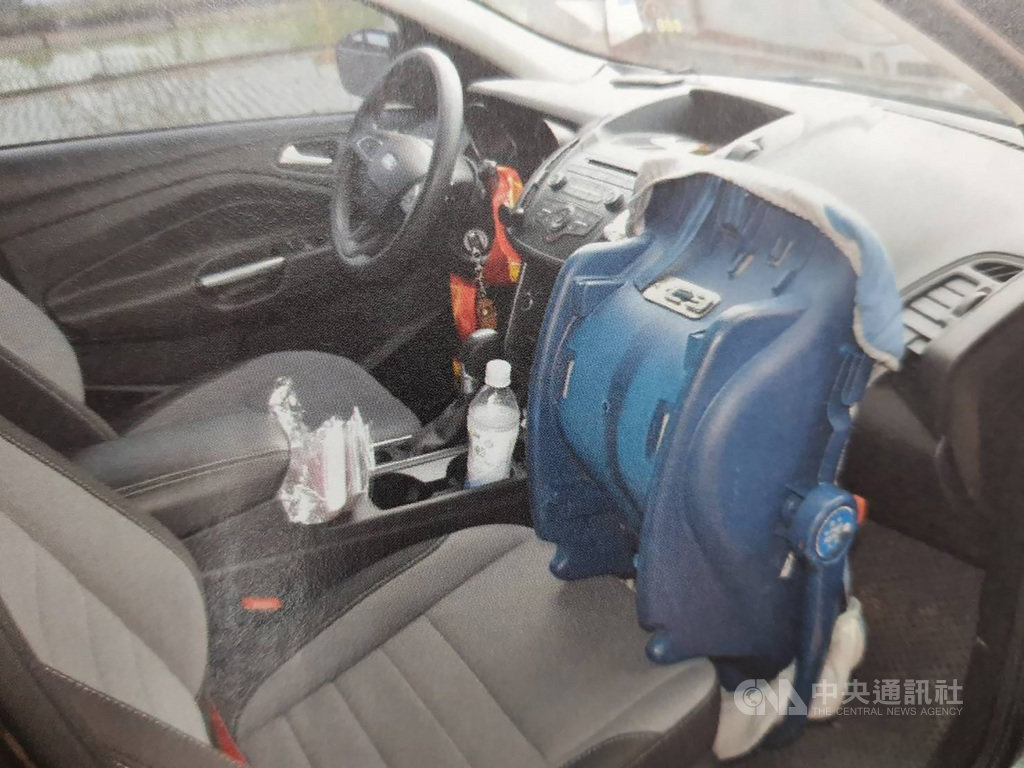 台中市賴姓男子民國109年3月間因1歲多兒子睡前哭鬧,帶至車上安全座椅哄睡後返回屋內,男童卻因身軀滑落,遭座椅安全帶勒脖缺氧,送醫仍不治。檢察官審酌家屬原諒賴男,予以緩起訴。(檢方提供)中央社記者蘇木春傳真 109年7月2日