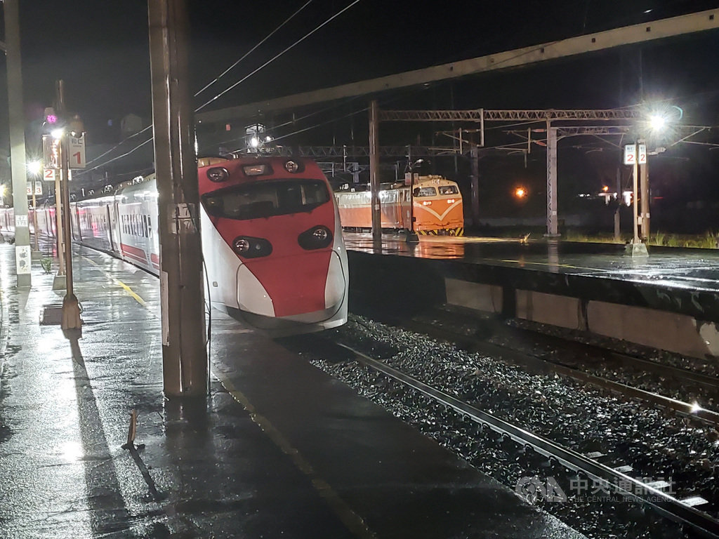 台鐵花蓮和仁站東正線2日晚間6時許發生電車線異常,一度維持單線雙向行車,經電力人員現場搶修,80分鐘後恢復正常通電。其中因停電無法通行的238次往花蓮普悠瑪號,台鐵則安排172次自強號接駁乘客。(台鐵花蓮站提供)中央社記者張祈傳真 109年7月2日