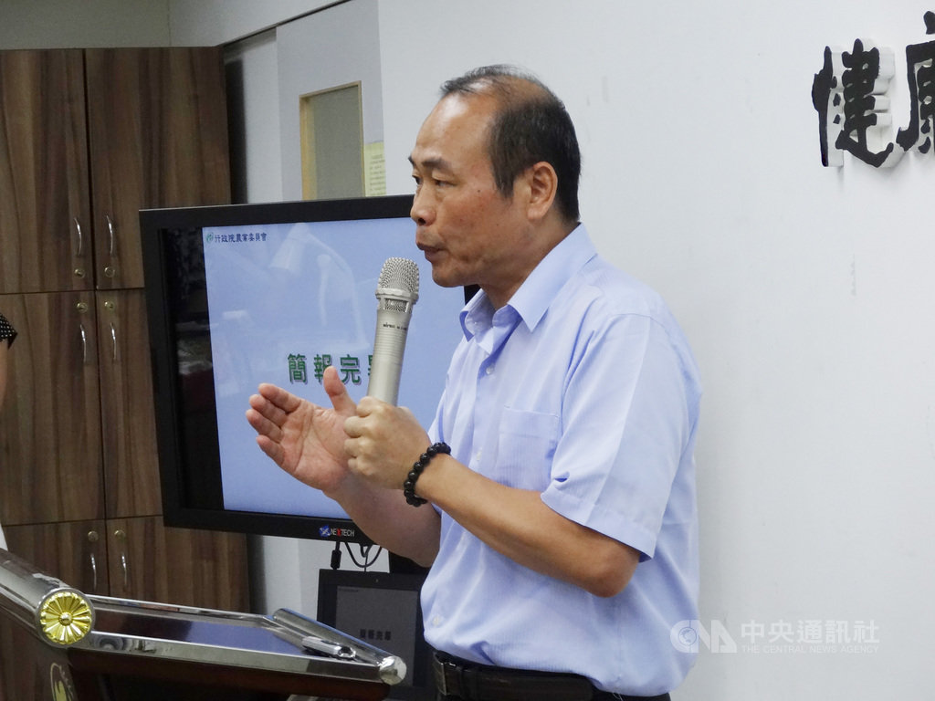 立法院三讀通過農田水利法,農委會2日晚間舉行記者會說明立法效益,屏東農田水利會會長黃信茗出席與會,並表示樂見立法通過。中央社記者楊淑閔攝 109年7月2日