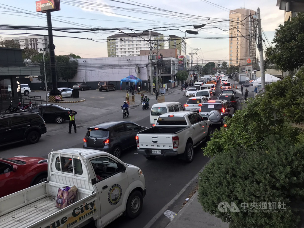 菲律賓中部大城宿霧市武漢肺炎疫情持續延燒,圖為4月宿霧封城期間,車輛排隊等著過檢查站。(台商Steven提供)中央社記者陳妍君馬尼拉傳真 109年7月2日