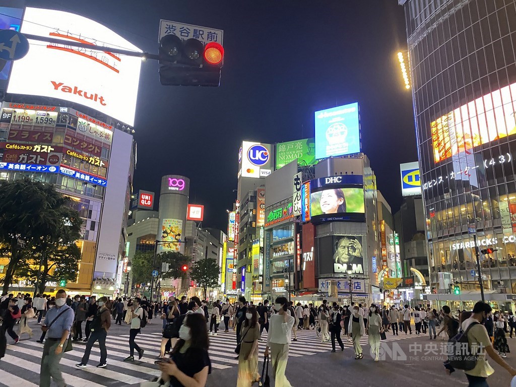 日本東京都武漢肺炎確診病例2日爆增到單日再破百例,讓知事小池百合子緊急呼籲居民避免前往「夜生活」地區等地。圖為年輕人愛逛的東京澀谷。(中央社檔案照片)