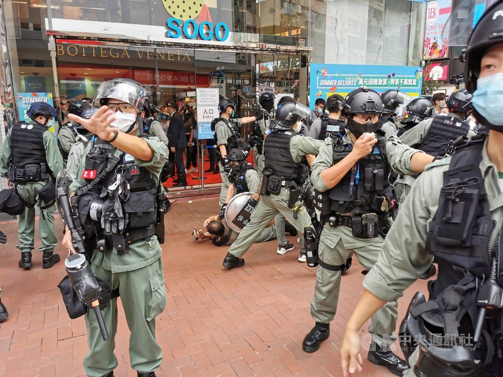 港區國安法6月30日深夜生效,香港警方7月1日在銅鑼灣驅散及逮捕準備參與遊行的示威人士。中央社記者張謙香港攝 109年7月1日