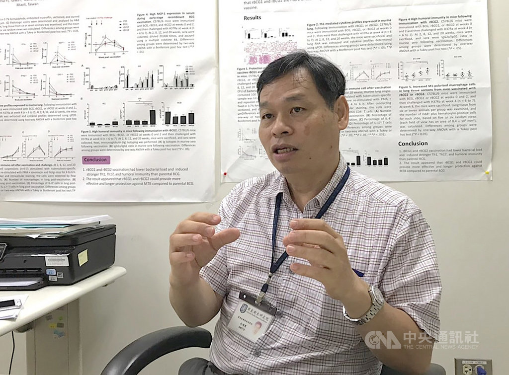 國衛院疫苗研發團隊中,最熟悉P3實驗室的莫過於國內結核病領域專家杜鴻運(圖),他緊急召集感疫所12名研究人員,花了一週時間操兵,18人兵分兩路,一組負責培養病毒,另一組負責做動物實驗。中央社記者張茗喧攝 109年7月2日