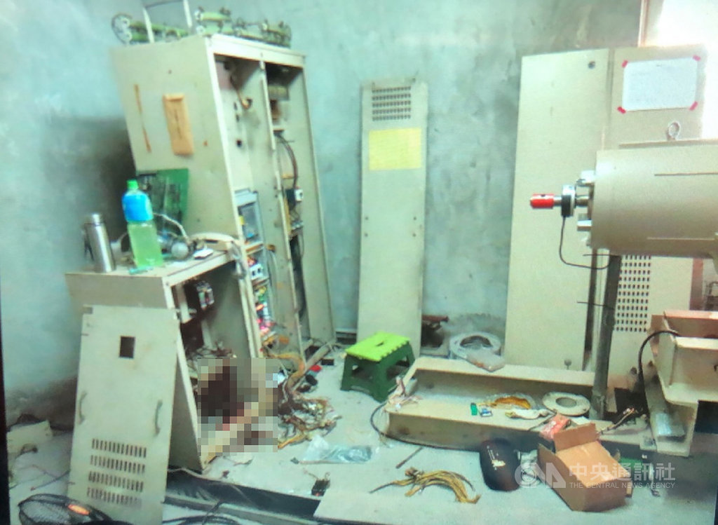 劉姓男子1日到台中市一處大樓維修電梯,作業時未配戴絕緣防護具,不慎碰觸高壓電倒地,送醫後仍傷重不治,目前作業場所已勒令停工,並要求提出復工計畫,經審查通過後才能繼續施工。(民眾提供)中央社記者蘇木春傳真 109年7月2日